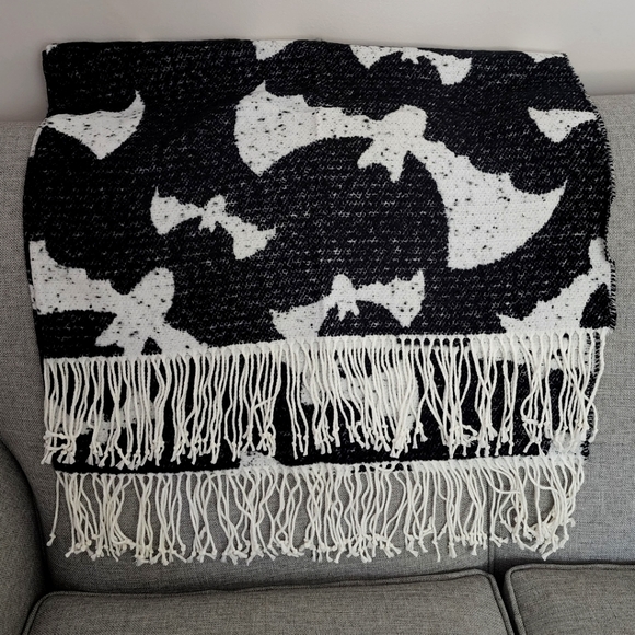 Well Dressed Home Decorative Throw Bats Reversible with Fringe Black and White - Picture 1 of 8